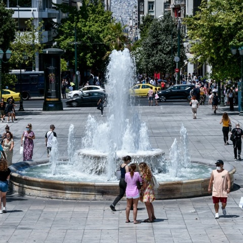 Πολίτες στην πλατεία Συντάγματος 