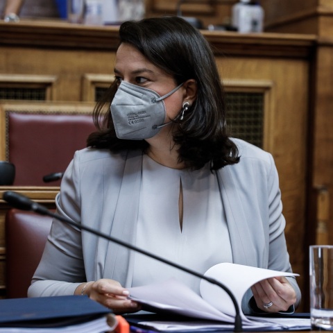 Η Νίκη Κεραμέως με μάσκα προστασίας στα έδρανα της Βουλής