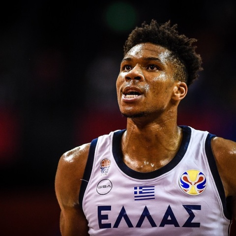 Ο Γιάννης Αντετοκούνμπο με τη φανέλα της Εθνικής Ελλάδος