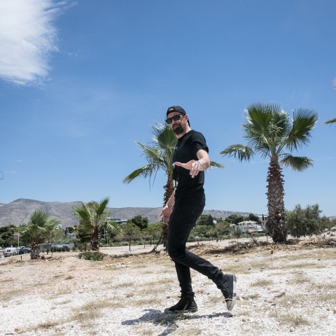 Ο Ευθύμης Καραδήμας περπατά στη Γλυφάδα