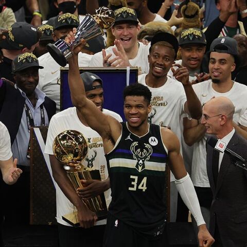 Ο Γιάννης Αντετοκούνμπο πανηγυρίζει την κατάκτηση του ΝBA