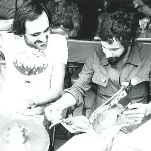 Στη φωτογραφία ο Γιάννης Πετρίδης με τον Cat Stevens να διαβάζει το περιοδικό Επίκαιρα. 