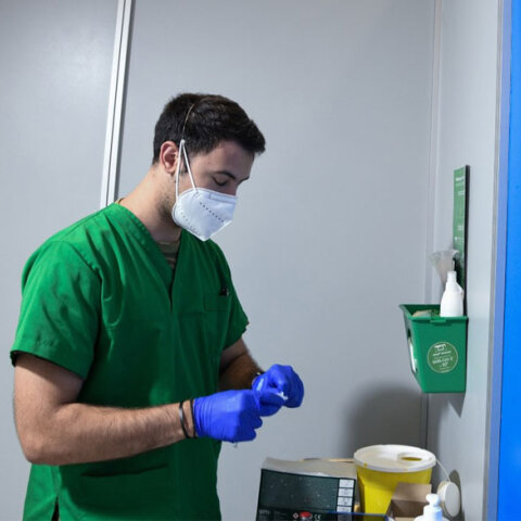 Υγειονομικός ετοιμάζει εμβόλιο για κορωνοϊό (ΦΩΤΟ ΑΡΧΕΙΟΥ) - Ψηφίστηκε στη Βουλή η τροπολογία για τον υποχρεωτικό εμβολιασμό