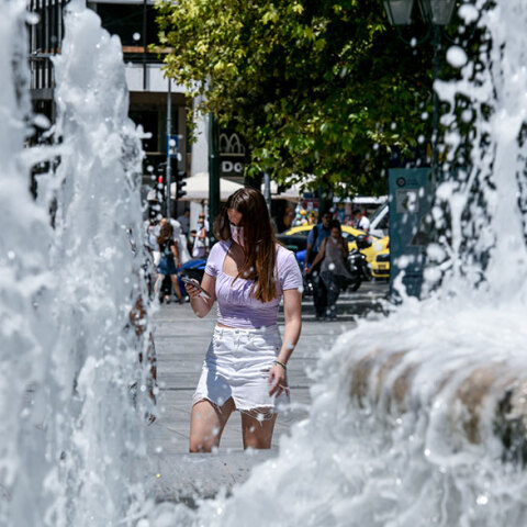 Κοπέλα με μάσκα για κορωνοϊό στο Σύνταγμα (ΦΩΤΟ ΑΡΧΕΙΟΥ) - Ο ΕΟΔΥ ανακοίνωσε σήμερα Πέμπτη (22/7) τα νέα κρούσματα