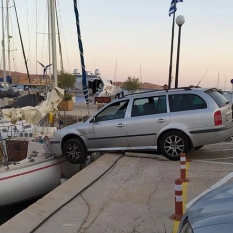 Σύρος: Αυτοκίνητο «τράκαρε» με ιστιοπλοϊκό