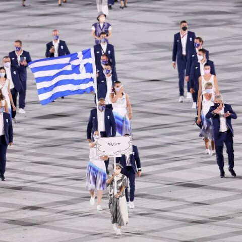 Η ελληνική αποστολή κατά την είσοδό της στην τελετή έναρξης στους Ολυμπιακούς Αγώνες του Τόκιο