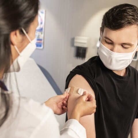 Έφηβος που εμβολιάζεται  © UNSPLASH