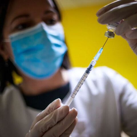 Υγειονομικός ετοιμάζει εμβόλιο Pfizer για κορωνοϊό (ΦΩΤΟ ΑΡΧΕΙΟΥ)