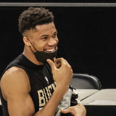 Ο Γιάννης Αντετοκούνμπο με την φανέλα των Μπακς © EPA / TANNEN MAURY