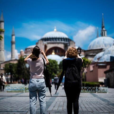 Τουρίστες φωτογραφίζουν την Αγία Σοφία στην Κωνσταντινούπολη © Unsplash 
