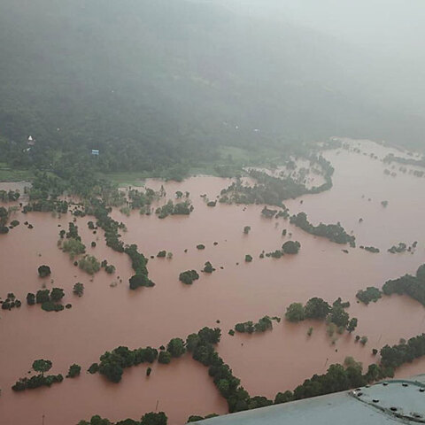 Στην Ινδία, στο δυτικό κρατίδιο Μαχαράστρα, ολόκληρες εκτάσεις καλύφθηκαν από το νερό της βροχής