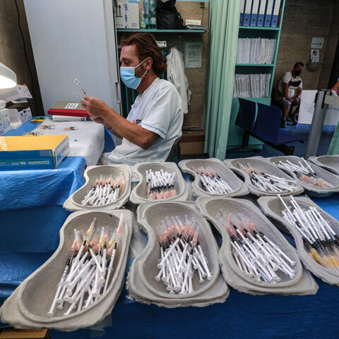 Ιταλία - Εμβολιασμός: Υγειονομικός ετοιμάζει μονοδοσικά εμβόλια Johnson & Johnson (ΦΩΤΟ ΑΡΧΕΙΟΥ)