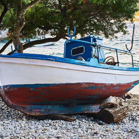 Βάρκα σε νησί (ΦΩΤΟ ΑΡΧΕΙΟΥ) - Το Σάββατο 24 Ιουλίου 2021 ξεκινούν οι αιτήσεις από τους παρόχους τουριστικών καταλυμάτων και ακτοπλοϊκών εισιτηρίων για το πρόγραμμα του ΟΑΕΔ Κοινωνικός Τουρισμός 2021