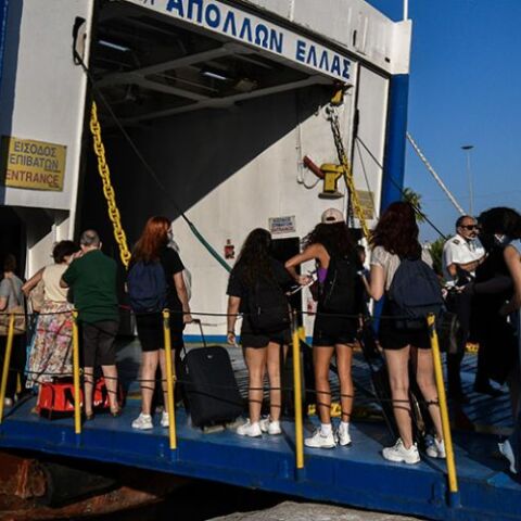 Πλοίο στο λιμάνι του Πειραιά