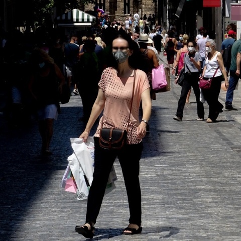 Πολίτες με μάσκα στο κέντρο της Αθήνας