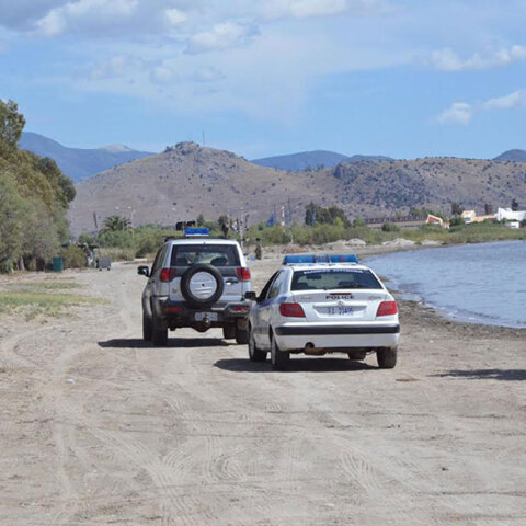 Περιπολικό της ΕΛΑΣ και όχημα του Λιμενικού σε παραλία (ΦΩΤΟ ΑΡΧΕΙΟΥ) - Η Ελλάδα είναι ετησίως 5η στην Ευρώπη σε πνιγμούς λουομένων στη θάλασσα