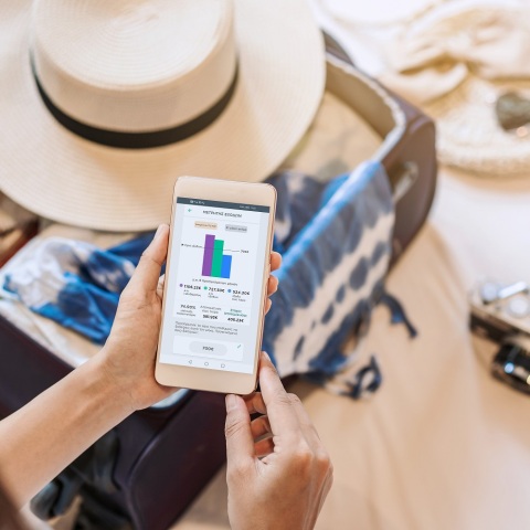 Γυναικεία χέρια που κρατούν smartphone