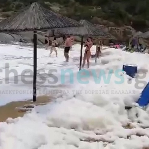 Γέμισε «αφρούς» παραλία στη Σιθωνία Χαλκιδικής 