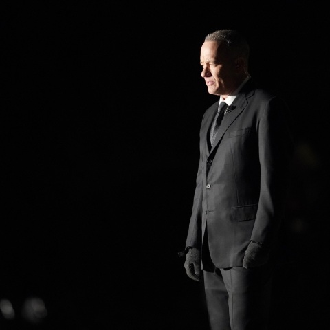 Ο Τομ Χανκς με μαύρο κουστούμι