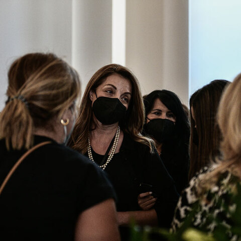 Η Άντζελα Γκερέκου στην κηδεία του Τόλη Βοσκόπουλου