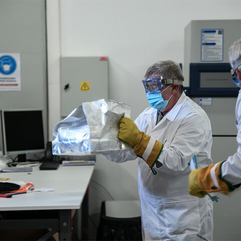 Υγειονομικός μεταφέρει συσκευασία με δόσεις από το εμβόλιο Pfizer (ΦΩΤΟ ΑΡΧΕΙΟΥ)