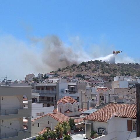 Φωτιά στη Σαλαμίνα - Αεροσκάφος Canadair πραγματοποιεί ρίψη νερού στην πυρκαγιά