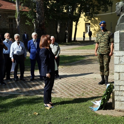 H Πρόεδρος της Δημοκρατίας, Κατερίνα Σακελλαροπούλου καταθέτη στεφάνι στην προτομή του Σπύρου Μουστακλή στο πάρκο Ελευθερίας (πρώην ΕΑΤ-ΕΣΑ)