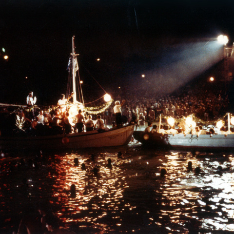 Στιγμιότυπο από το πάρτι και τη συναυλία του Λουκιανού Κηλαηδόνη στη Βουλιαγμένη, το 1983