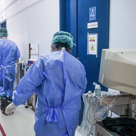 Γιατροί και νοσηλευτές σε νοσοκομείο αναφοράς για τον κορωνοϊό (ΦΩΤΟ ΑΡΧΕΙΟΥ) - Οι ανεμβολίαστοι κινδυνεύουν περισσότερο από τη μετάλλαξη Δέλτα, δήλωσε ο καθηγητής Αχιλλέας Γραβάνης