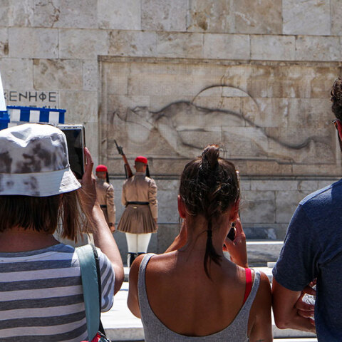 Τουρίστες στην Αθήνα (ΦΩΤΟ ΑΡΧΕΙΟΥ) - Ο ΕΟΔΥ ανακοίνωσε τα νέα κρούσματα κορωνοϊού σήμερα Κυριακή 25 Ιουλίου 2021 και έδωσε στη δημοσιότητα την κατανομή με τις περιοχές