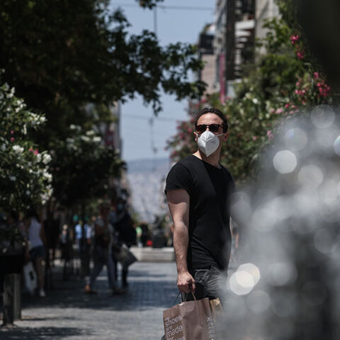 Άνδρας με μάσκα στο κέντρο της Αθήνας (ΦΩΤΟ ΑΡΧΕΙΟΥ) - Ο ΕΟΔΥ ανακοίνωσε σήμερα Κυριακή 25 Ιουλίου 2021 τα νέα κρούσματα κορωνοϊού στην Ελλάδα το τελευταίο 24ωρο