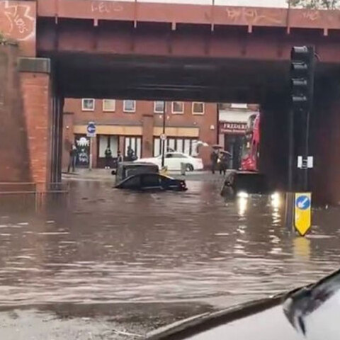 Πλημμύρες στο Λονδίνο: Αυτοκίνητο έχει καλυφθεί από το νερό της βροχής