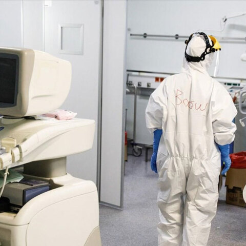 Υγειονομικός σε ΜΕΘ (ΦΩΤΟ ΑΡΧΕΙΟΥ) - Μεγάλη αύξηση στις εισαγωγές στα νοσοκομεία ασθενών με κορωνοϊό