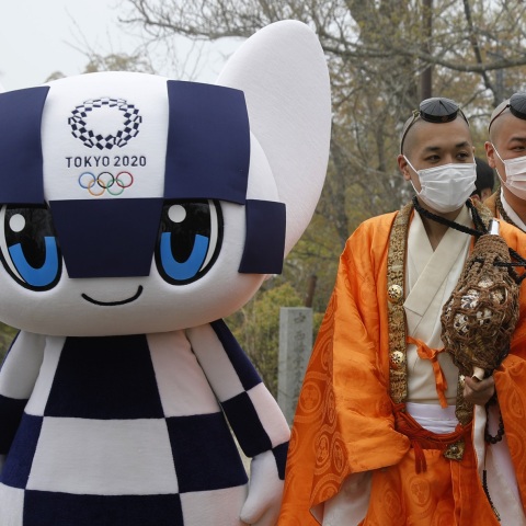 Ολυμπιακοί Αγώνες 2020 - Τόκιο, Ιάπωνες με παραδοσιακή φορεσιά ποζάρουν μπροστά στη μασκότ της διοργάνωσης