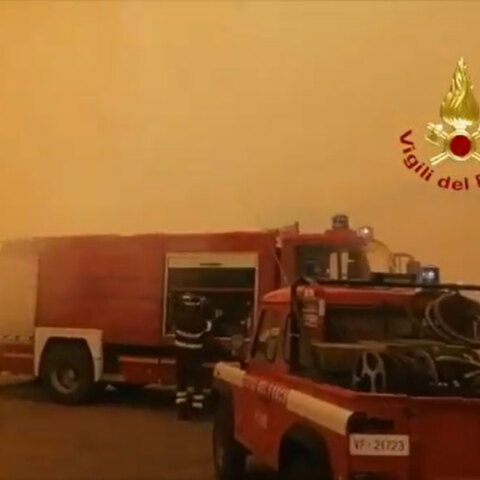 «Σκοτείνιασε» στη Σαρδηνία, καθώς ο πυκνός καπνός από τη μεγάλη φωτιά «έκρυψε» τον ήλιο