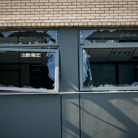 Βάρη: Υλικές ζημιές στα γραφεία της Revoil μετά την έκρηξη βόμβας