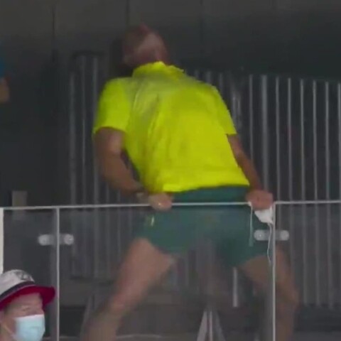 Η Αριάνε Τίτμους κέρδισε τις εντυπώσεις στο νερό κερδίζοντας το χρυσό στην κολύμβηση, ενώ ο προπονητής της κέρδιζε τις εντυπώσεις στις κερκίδες © YouTube