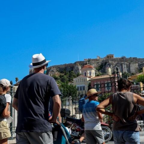 Καύσωνας - Υψηλές θερμοκρασίες - Πολίτες στο κέντρο της Αθήνας