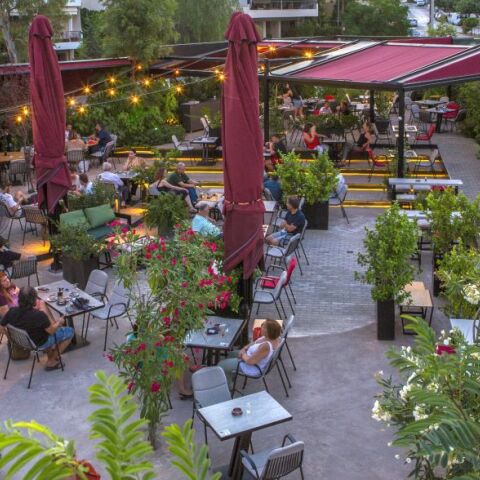 Bond, ένα καταπράσινο bar restaurant στον Άλιμο