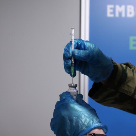 Γιατρός σε εμβολιαστικό κέντρο της Ελλάδας © EUROKINISSI