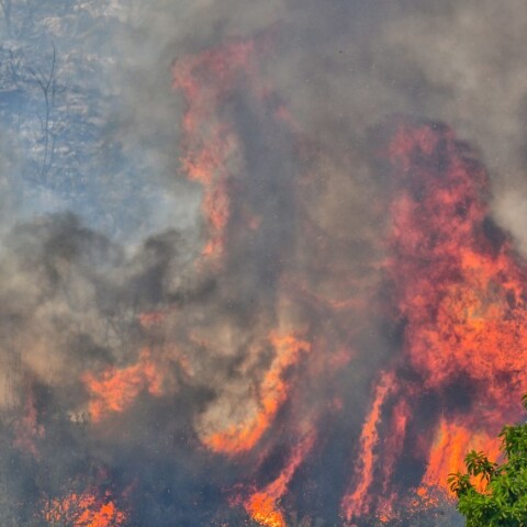 Μεγάλη πυρκαγιά που απειλεί κατοικημένη περιοχή ξέσπασε στη Σταμάτα Αττικής © ΑΠΕ / ΜΠΟΥΓΙΩΤΗΣ ΕΥΑΓΓΕΛΟΣ