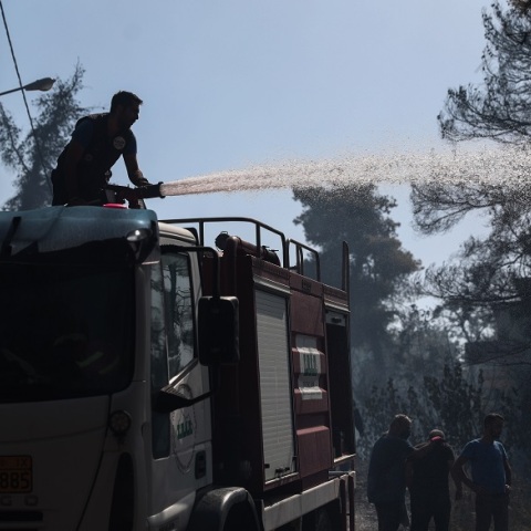 Επιχείρηση κατάσβεσης φωτιάς - Ρίψη νερού - Πυροσβέστης