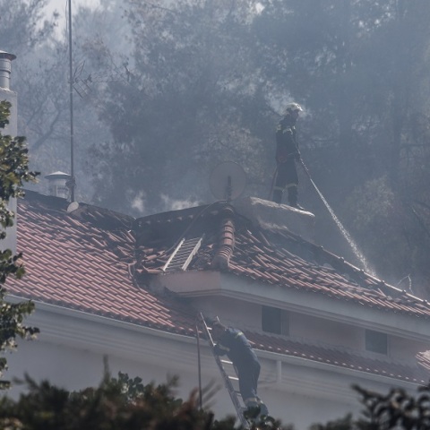 Στιγμιότυπο από την επιχείρηση της Πυροσβεστικής για την κατάσβεση της φωτιάς στη Σταμάτα