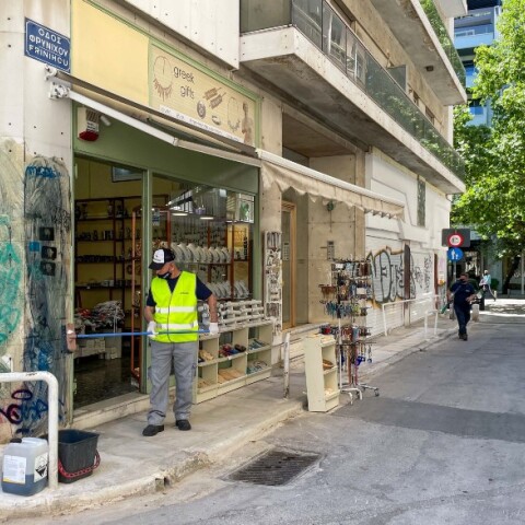 Δήμος Αθηναίων: Με μεγάλη επιχείρηση αντιγκράφιτι καθάρισαν επιφάνειες 8.200 τ.μ. της Πλάκας