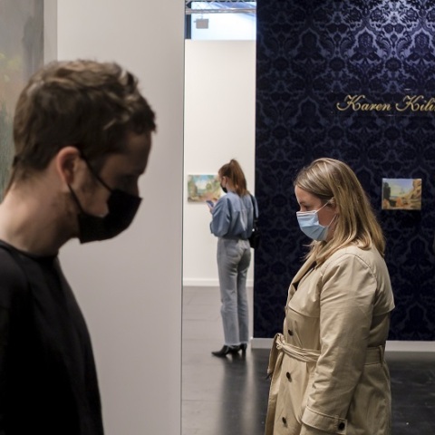 Νέα Υόρκη, ΗΠΑ: Πολίτες φορούν μάσκα προστασίας από τον κορωνοϊό σε εσωτερικούς χώρους