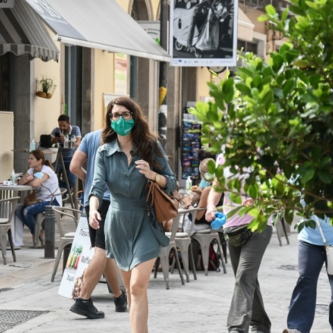 Πολίτες με μάσκα στην πόλη της Πάτρας