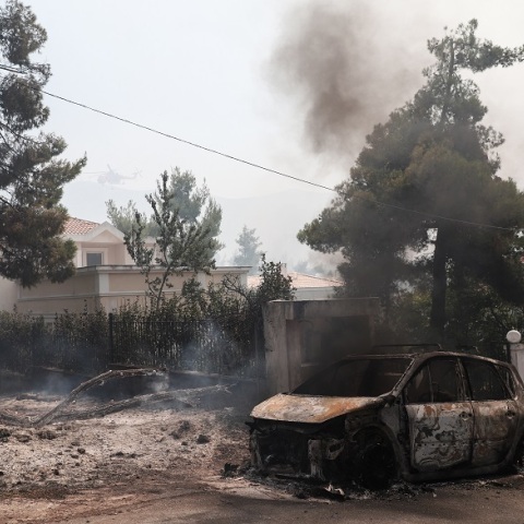 Φωτιά στη Σταμάτα: Ολοσχερώς κάηκαν οχήματα 