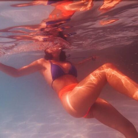 Γυναίκα που κάνει μπάνιο στη θάλασσα