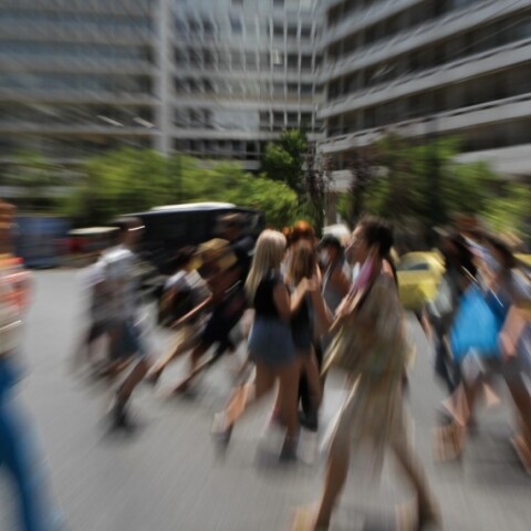 Πολίτες στο κέντρο της Αθήνας © EUROKINISSI 