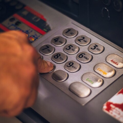Στιγμιότυπο από ΑΤΜ © UNSPLASH